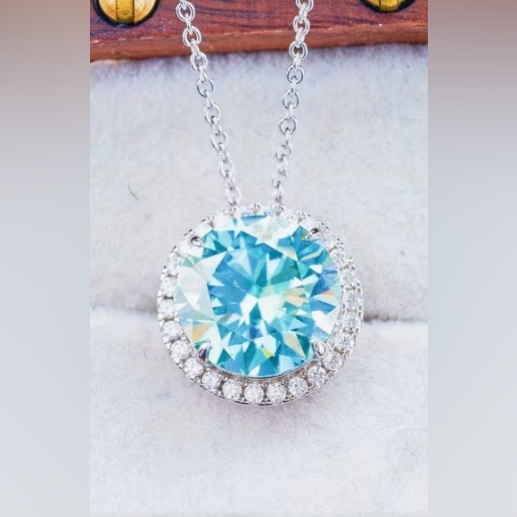 Elegant Silver and Blue Moissanite Pendant Necklace - Picture 5 of 5
